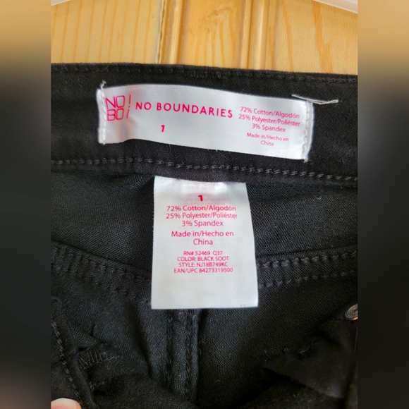 No Boundaries Black Capri Pants - Picture 2 of 3